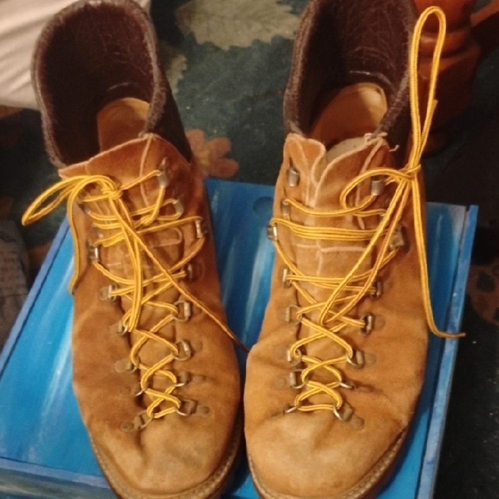 Vibram Men's Brown Boots with Yellow Laces